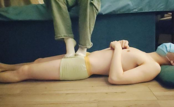 资讯|啦啦啦工作室 《啦啦啦》新开发的脚气小姐姐踩踏 [17分26秒]