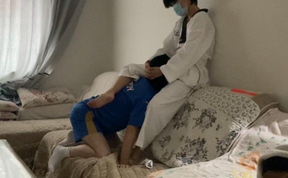 资讯|足下生辉 《足下生辉》跆拳道女同暴虐小偷（剧情、袜脚踩踏、羞辱、腿绞） [32分35秒]