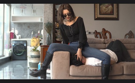 资讯|女王女主 《初见》不良学妹牛仔裤大皮靴暴力坐脸/颜面骑乘/物化人形坐垫 [32分35秒]