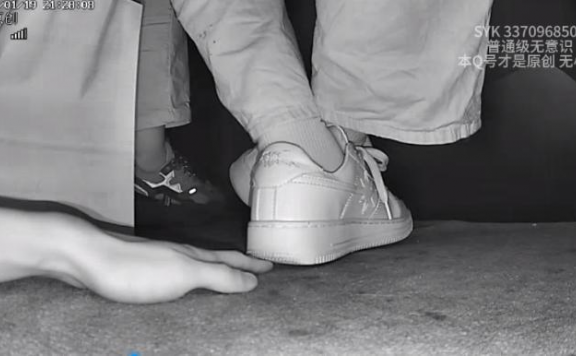 资讯|crush 《SYK无意识》影院白袜空军板鞋小姐姐踩手 [23分37秒]