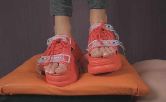 资讯|欧美调教 Girls Femdom jole 舔凉鞋踩头 吐口水到脸擦鞋底 [48分56秒]