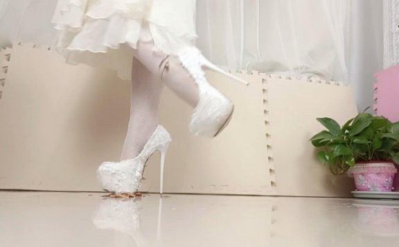 资讯|crush C2458 – 潇雅纱裙白丝仙女高跟踩鱼蟹 [8分14秒]