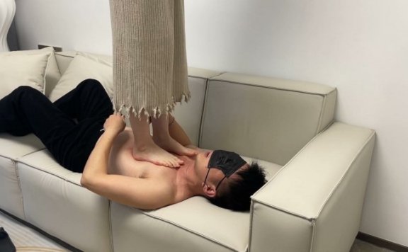 资讯|黑丝诱惑 《黑丝诱惑》素人芸芸露脸虐乳首次尝试裸足被舔脚 [48分56秒]