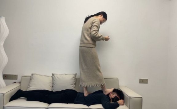 资讯|黑丝诱惑 《黑丝诱惑》素人幼教老师芸芸首次露脸调教踩踏 [48分56秒]