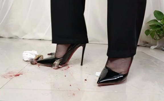 资讯|crush C2459 – 潇雅裤里黑丝红底高跟踩插泥鳅 [9分50秒]