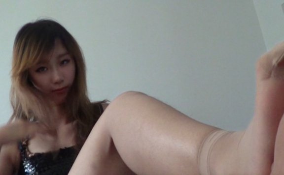 资讯|黑冰女神 强制闻短丝脚虐脸脚指头捅眼镜 [48分56秒]