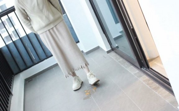 资讯|黑丝诱惑 《黑丝诱惑》 素人幼教老师芸芸小白鞋踩橘子裸足踩奴 [48分56秒]