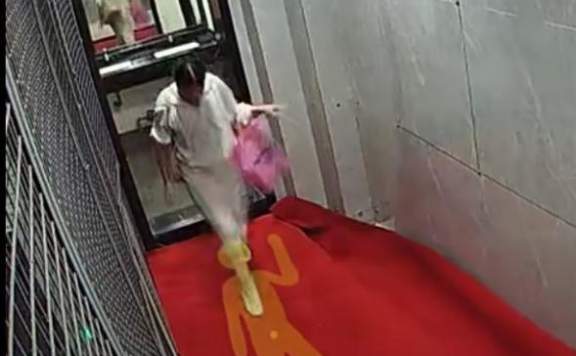 资讯|crush 藏泡沫垫下被女生无意识 [49分10秒]