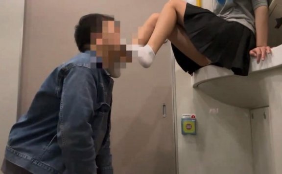 资讯|直播视频 《芃芃大人》 高铁窒息物化-裸足插嘴/骑脖踢裆/口水耳光 [48分56秒]