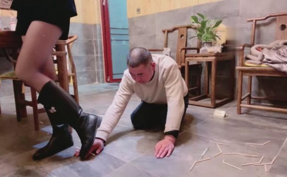 资讯|直播视频 《沅芷大人》长靴美腿虐继父-筷子夹手指 [23分37秒]