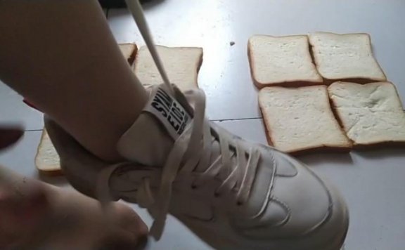 资讯|crush A78 – 小白鞋和马丁靴踩面包垫鞋印 [9分43秒]