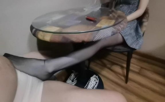 资讯|女王女主 桌子下的黑丝臭脚无意识 [17分26秒]