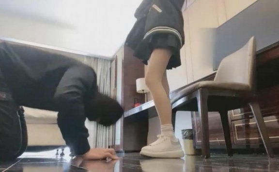 资讯|直播视频 《zaizz》小白鞋肉丝踩/狠抽耳光/暴力跳踩转胯《完整版》 [48分56秒]