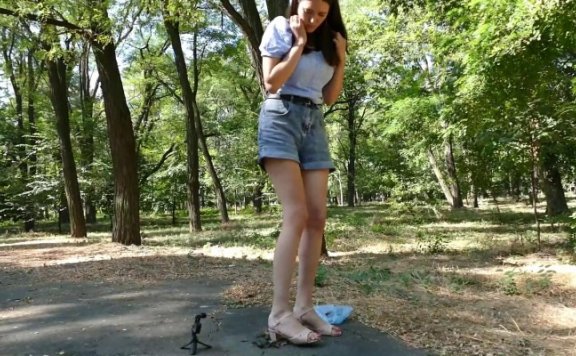 资讯|crush 小美女长腿热裤野外公园踩群虾 [9分14秒]