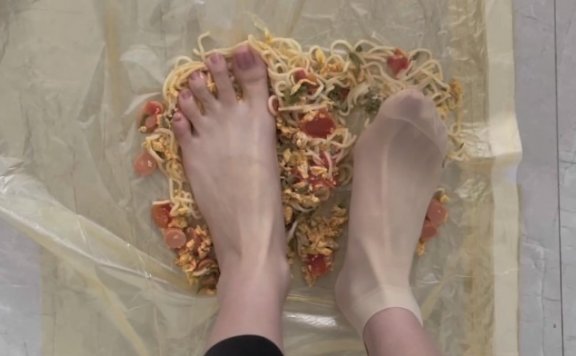 资讯|crush 裸足丝袜下制作的意面 [9分43秒]