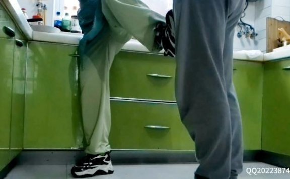 资讯|女王女主 妈妈边做早点边踢裆踩蛋 [17分26秒]