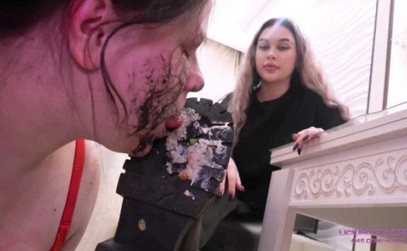 资讯|欧美调教 女仆给两主人舔脏靴子擦鞋喝洗鞋水 [23分34秒]