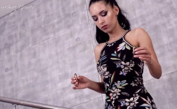 资讯|crush 1135 – 美女修身花裙配高跟凉拖碾踩射金鱼 [37分52秒]