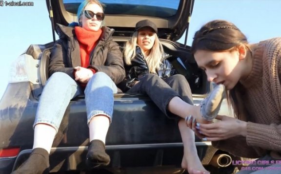 资讯|欧美调教 LGF女女-Olivia旅行途中为女主皮靴棉袜汗脚除臭！舔女神脏鞋底当痰盂烟灰缸 [30分19秒]