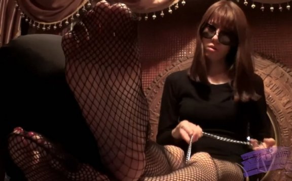 资讯|日韩调教 韩国女神女王装网眼袜调教男奴 [48分56秒]