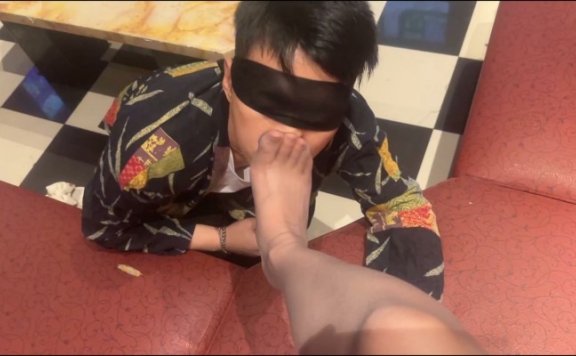 资讯|黑丝诱惑 《黑丝诱惑》沐沐口水喂奴肉丝脚踩脖子窒息 [30分19秒]