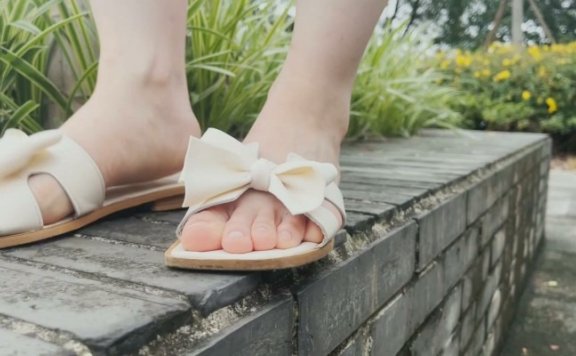 资讯|黑丝诱惑 《黑丝诱惑》室外公园踩花朵踩小蚂蚁 [16分21秒]