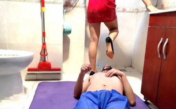 资讯|女王女主 北京红焱S-超重口全体重站奴身上圣水直饮到呕吐 [27分41秒]