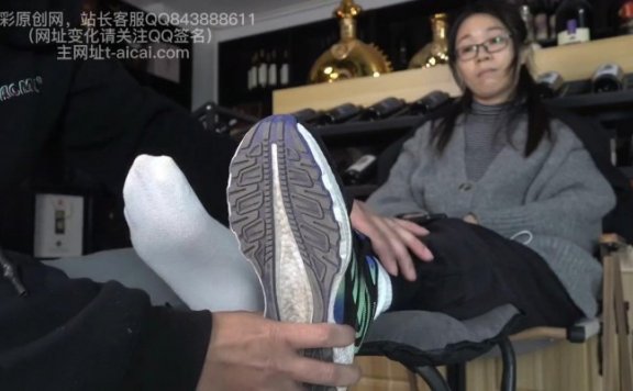 资讯|女王女主 《樱女王》姑姑萍姐享受贱奴的舔脚服务，霸气女主任就是高贵！ [30分19秒]