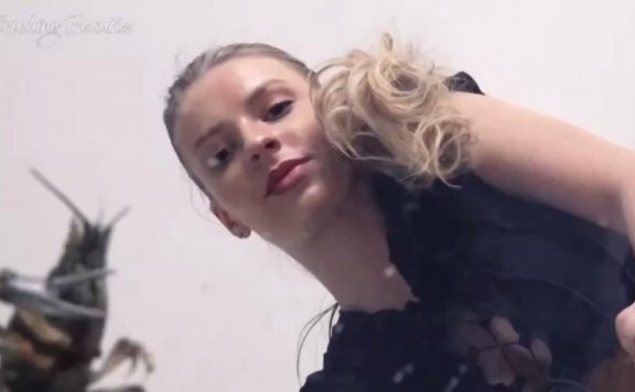 资讯|crush 993 – Veronica皮裤高跟凉鞋踩喷龙虾 [9分14秒]