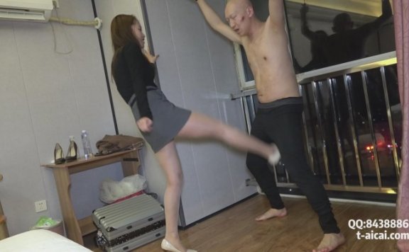 资讯|女王女主 《素人S》欣欣高跟踢裆+白棉袜羞辱 [17分26秒]