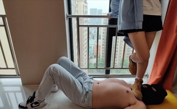 资讯|女王女主 《00后小彤》马丁靴周末半小时狂踩哥哥全身踩到窒息 [48分56秒]