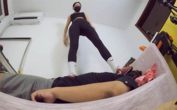 资讯|婧児小主 LCT_008d 晓G全语言 体重践踏 三运动鞋臭棉袜黑丝 踩地毯M健身游戏 [48分56秒]