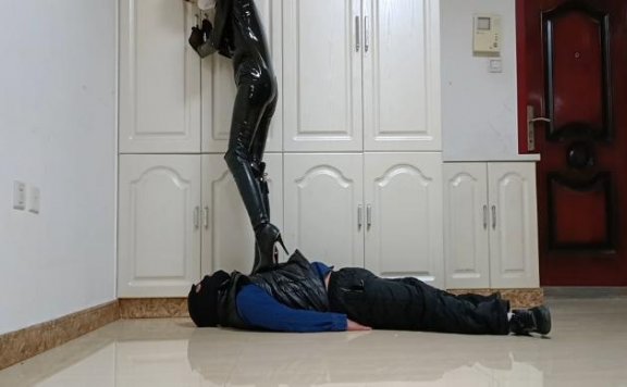 资讯|女王女主 雅伟S，剧情便衣女警拷问，踩踏、耳光、踢踹、鞭打傻逼狗M很配合真是贱 [48分56秒]