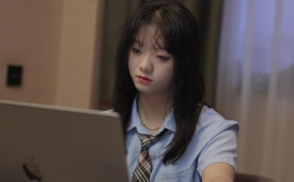 资讯|女王女主 《第5风格》鲨鱼酱边玩电脑边享受舔脚服务 [30分19秒]