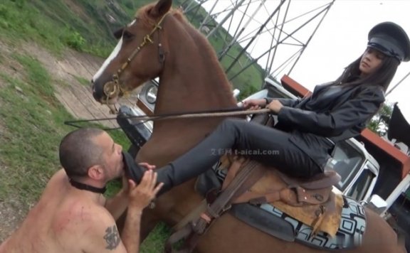 资讯|欧美调教 315部真实奴隶世界！被女王当牲口圈养在庄园里跪在马下舔皮靴GHRFAN搬站合集 [30分19秒]