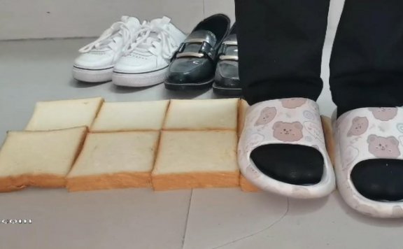资讯|crush 《果冻橙》小姐姐用面包给四双鞋子清理鞋底，附赠小樱裸足踩面包 [9分43秒]