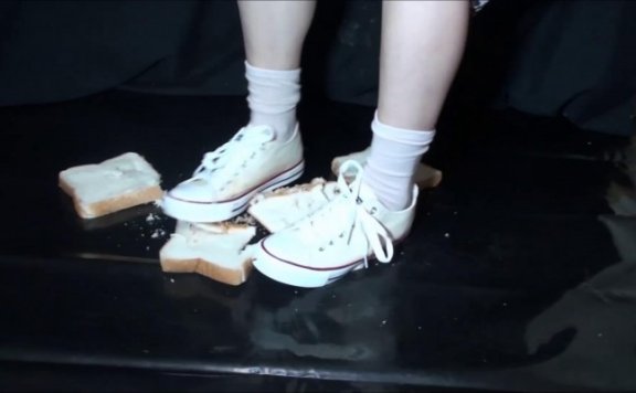 资讯|crush D-262日本文艺优雅小姐姐长裙白棉袜帆布鞋踩爆食物 [9分43秒]