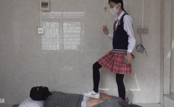 资讯|南国原创 《南国原创》高冷S小樱无意识踩着M跳舞，无视M痛苦惨叫，随意踩踏，踩tu [48分56秒]