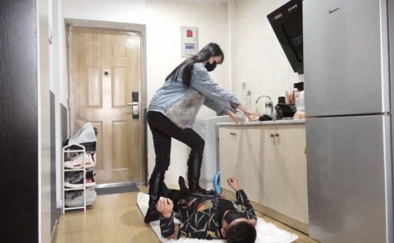 资讯|黑丝诱惑 《黑丝诱惑》素人姣姣原味长靴踩食物舔靴底 [48分56秒]