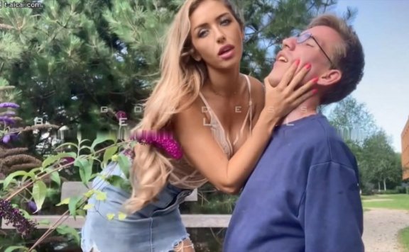 资讯|欧美调教 公司楼下喝漂亮拜金女Bella的浓痰！吐在皮靴上的趴地上被踩着狗头舔干净！ [37分58秒]