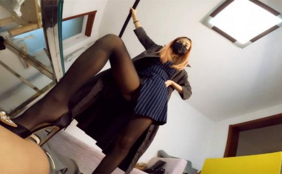 资讯|婧児小主 Lct081c [实况跟随] 晓G虐腹跺裆裤吐3F猛烈榨取后黑丝长腿全体重践踏M隶 [17分26秒]