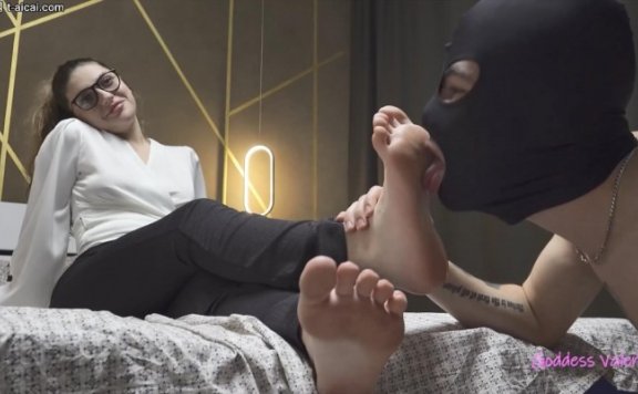 资讯|欧美调教 LGF-贱奴跪在床下给Valeria舔脚做足疗惨遭脚深喉浓痰吐满脸！脸也被当擦脚布 [48分56秒]