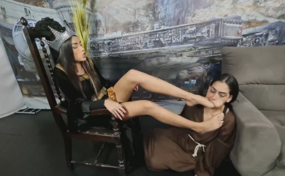 资讯|欧美调教 MF Amanda 仿星球大战 1.8米女主脚深喉3女奴 [48分56秒]