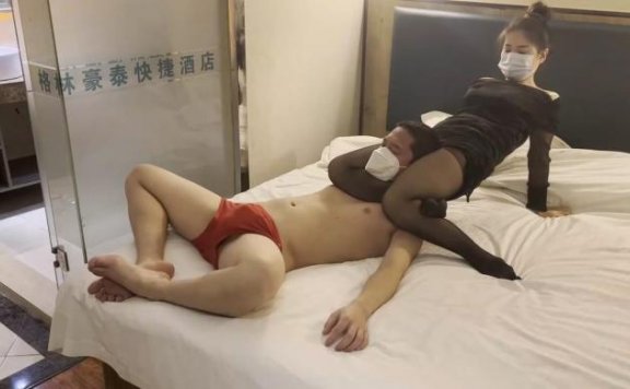 资讯|微耀星空 黑丝腿绞+掐脖子 [32分35秒]