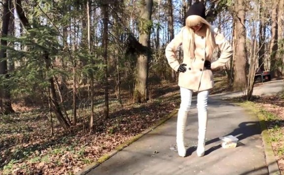 资讯|crush 897 – 金发妹妹野外白色过膝皮靴随意踩烂蟑螂 [10分25秒]