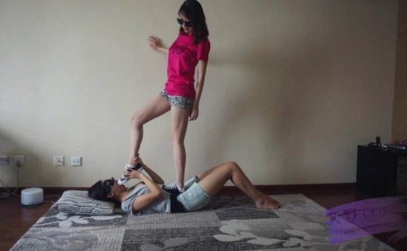 资讯|艾彩原创 『小妮女女剧情』恋足妹妹，撒娇让姐姐踩自己，舔姐姐的鞋袜 [30分19秒]