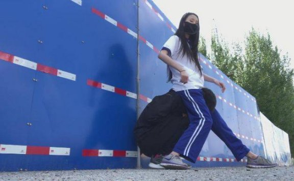 资讯|活力诗蔓 （首次户外）靓丽校园女生侵犯狂踢男同学 [17分26秒]