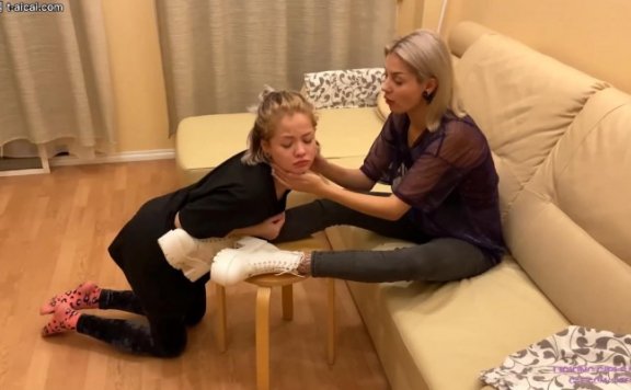 资讯|欧美调教 LGF女女-萝莉小主Elena沦为御姐女王Karina的女奴！跪舔脏鞋底棉袜臭汗脚！ [30分19秒]