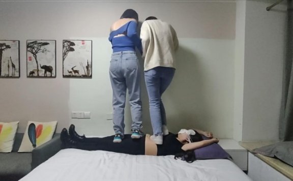 资讯|女王女主 《珂珂女m》带男朋友看我是怎么被主子和她闺蜜全体重踩踏的 [48分56秒]