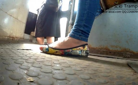 资讯|crush 国外大神在公交车和超市投放蜗牛偷拍美女无意识踩踏 [49分10秒]